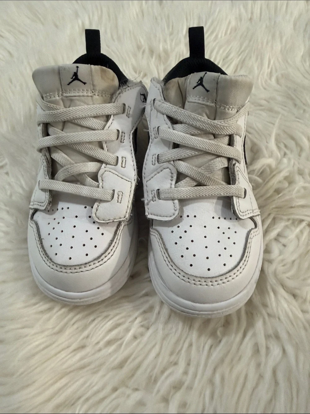 Nike Kids White and Black Low-Top Sneakers with Grey Laces